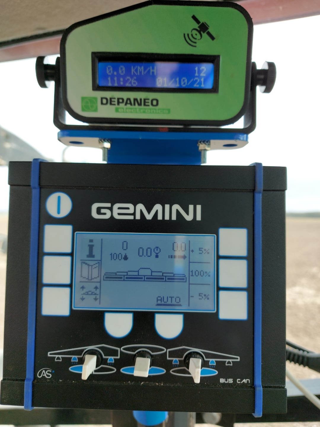 Capteur GPS Dépanéo installé en cabine au-dessus d'un boîtier Gemini