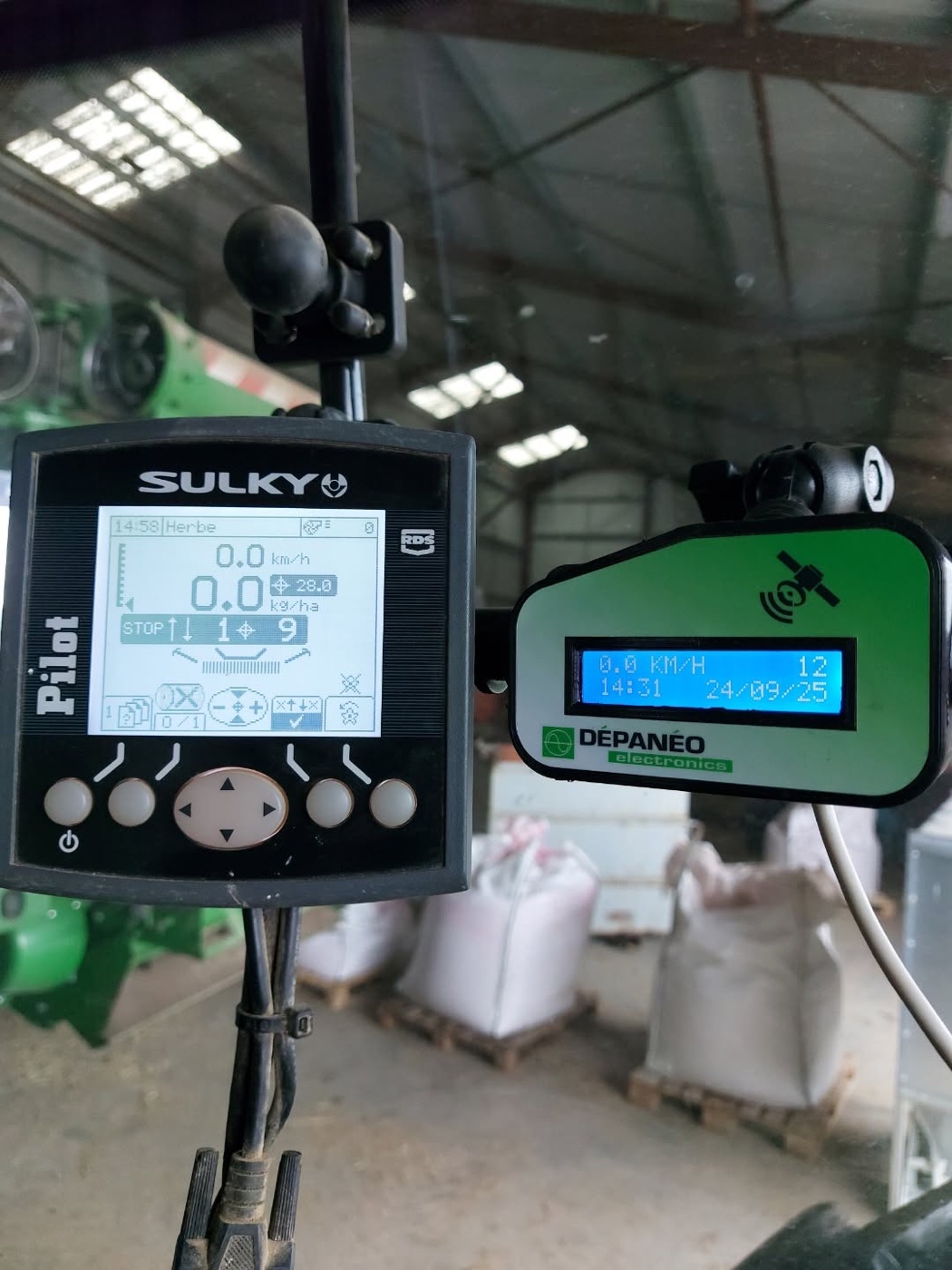Capteur GPS Dépanéo monté à côté d'une console Sulky Pilot en cabine